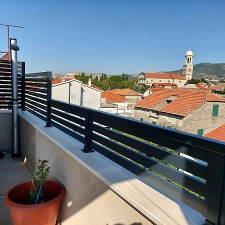 Stonehouse Apartment Dora Каштела Экстерьер фото